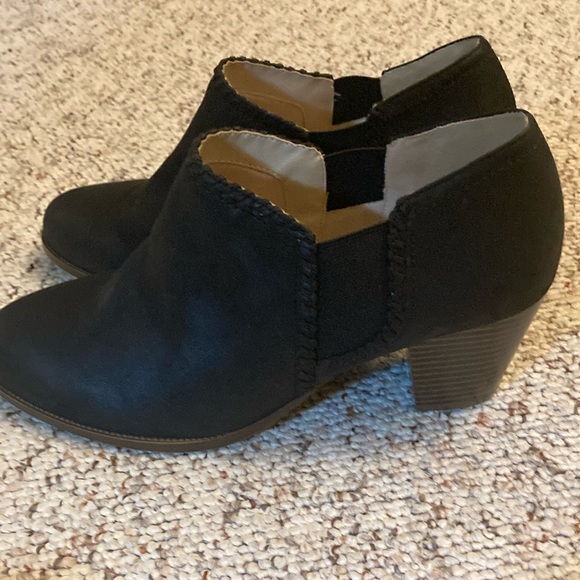 Like New……Elegant Black Women's Life Stride Memory Foam Ankle Boots - Picture 4 of 9